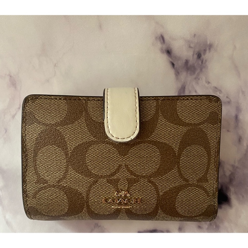Coach Corner Zip Wallet in Signature Like New